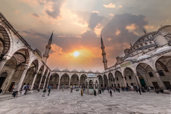 Personas caminando en la Mezquita Azul también llamada Mezquita Sultan Ahmed o Mezquita Sultan Ahmet en Estambul — Foto de Stock