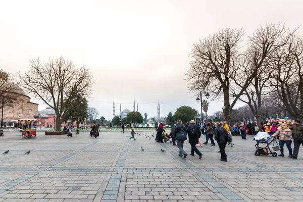 Mensen lopen op het plein van de blauwe moskee, ook wel de Sultan Ahmed Mosque of Sultan Ahmet moskee in Istanboel, Turkije — Stockfoto