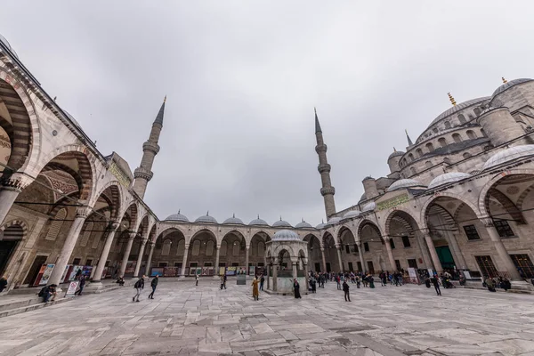 Pessoas caminhando na mesquita azul também chamado Sultão Ahmed Mesquita ou Sultão Ahmet Mesquita em Istambul — Fotografia de Stock