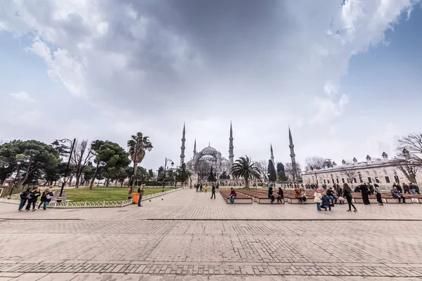 Mensen lopen op het plein van de blauwe moskee, ook wel de Sultan Ahmed Mosque of Sultan Ahmet moskee in Istanboel, Turkije — Stockfoto