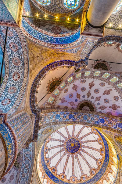 Προβολή της εσωτερικής διακόσμησης και έργα του Μπλε Τζαμί στην Κωνσταντινούπολη, Τουρκία — Φωτογραφία Αρχείου