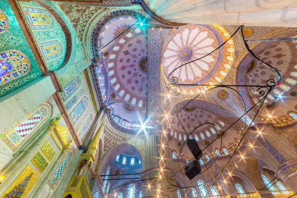Vista decorazione d'interni e opere d'arte della Moschea Blu di Istanbul, Turchia — Foto Stock
