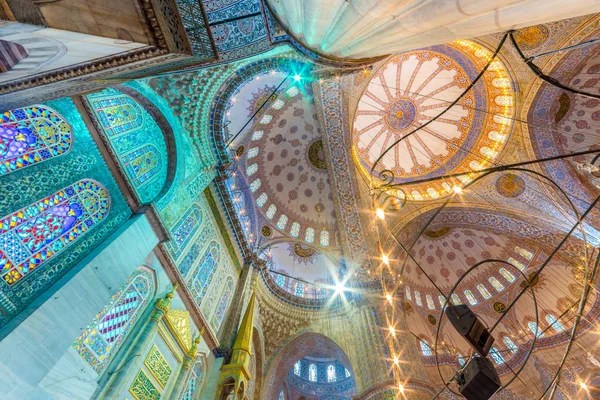 Интерьер и оформление Голубой мечети в Стамбуле, Турция — стоковое фото