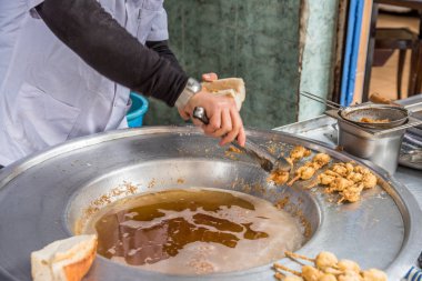 Türk usulü doğranmış midye (Midye tava) çoğu Türkiye'de popüler sokak gıda