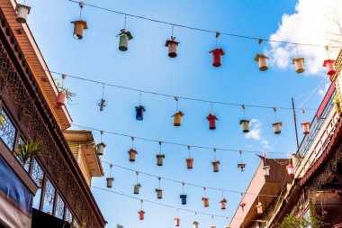birçok dekorasyon kuş yuva üzerinde mavi gökyüzü 