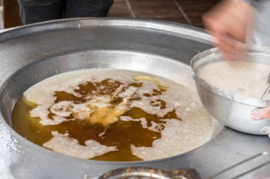 Türk usulü doğranmış midye (Midye tava) çoğu Türkiye'de popüler sokak gıda