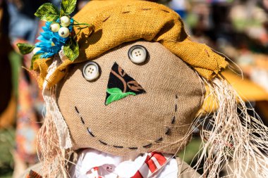 Tek başına duran el yapımı korkuluk bebek