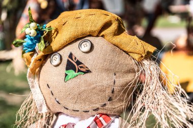 Tek başına duran el yapımı korkuluk bebek