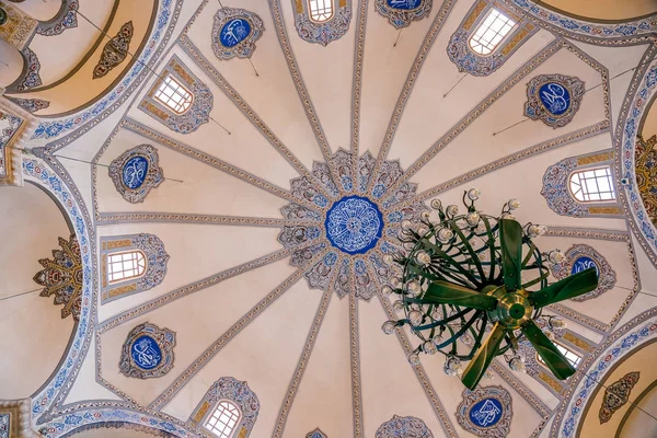 Vista de la decoración interior y obras de arte de la Pequeña Santa Sofía construida en 527-536 como Iglesia de los Santos Sergio y Baco, y convertida en una mezquita — Foto de Stock