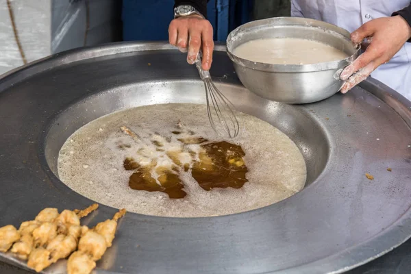 Török stílus apróra vágott kagyló (Midye tava) népszerű utcai élelmiszer-Törökország — Stock Fotó