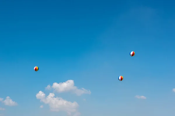 コピー スペースと青い空を背景にカラフルなボール — ストック写真