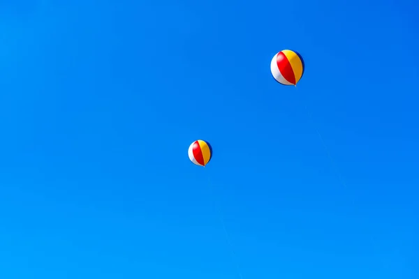 Bolas coloridas contra o céu azul com espaço de cópia — Fotografia de Stock