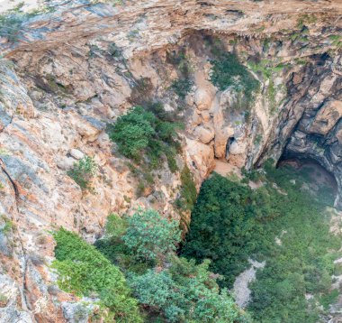 Silifke semtinde, Mersin Türkiye cehennem çukuru görünümünü.