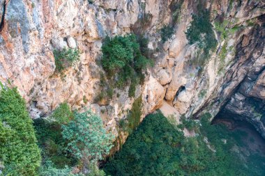 Silifke semtinde, Mersin Türkiye cehennem çukuru görünümünü.
