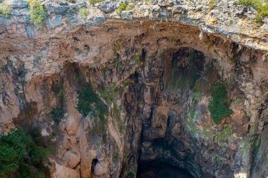 Silifke semtinde, Mersin Türkiye cehennem çukuru görünümünü.