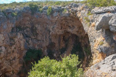 Silifke semtinde, Mersin Türkiye cehennem çukuru görünümünü.
