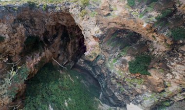 Silifke semtinde, Mersin Türkiye cehennem çukuru görünümünü.
