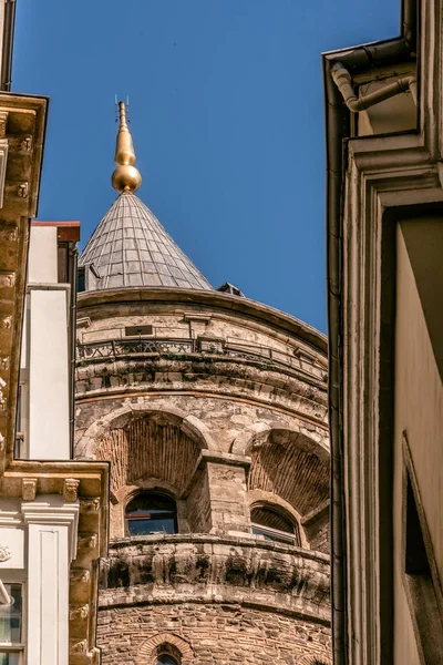 Vista exterior da Torre de Galata (em turco: Galata Kulesi) chamada Torre de Cristo pelos genoveses uma famosa arquitetura medieval de referência em Istambul, Turquia — Fotografia de Stock