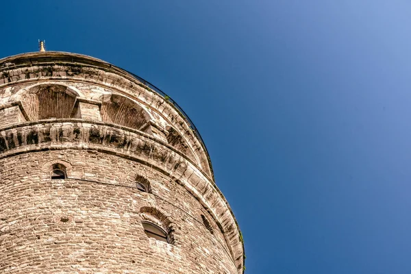 Vista exterior da Torre de Galata (em turco: Galata Kulesi) chamada Torre de Cristo pelos genoveses uma famosa arquitetura medieval de referência em Istambul, Turquia — Fotografia de Stock