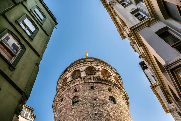 Külső nézet a Galata Tower(Turkish: Galata Kulesi) nevezett torony Krisztus genovai egy híres középkori landmark építészet, Isztambul, Törökország — Stock Fotó
