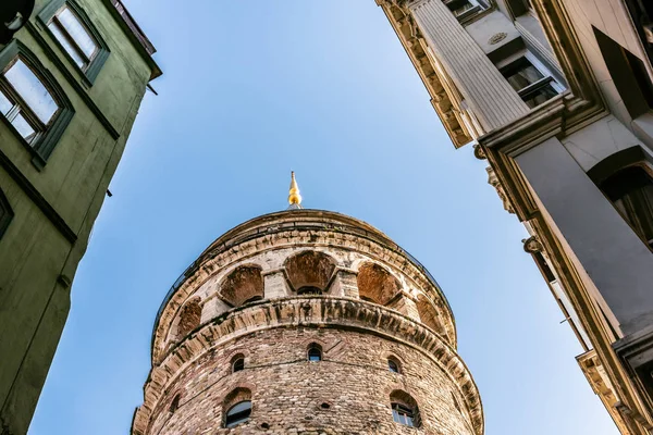 Külső nézet a Galata Tower(Turkish: Galata Kulesi) nevezett torony Krisztus genovai egy híres középkori landmark építészet, Isztambul, Törökország — Stock Fotó