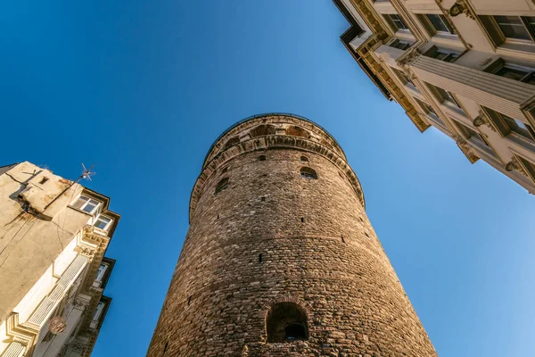 Εξωτερική άποψη του Γαλατά Tower(Turkish: Galata Kulesi) ονομάζεται ο Χριστός Πύργος από Γενουάτες ένα διάσημο ορόσημο μεσαιωνική αρχιτεκτονική στην Κωνσταντινούπολη, Τουρκία — Φωτογραφία Αρχείου