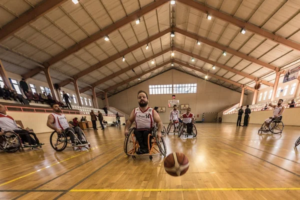 Pessoas com deficiência jogo de basquete em cadeira de rodas Istambul, Turquia — Fotografia de Stock