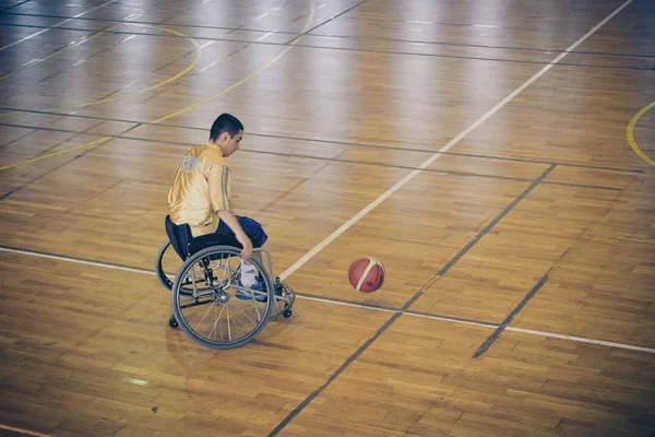Pessoas com deficiência jogo de basquete em cadeira de rodas Istambul, Turquia — Fotografia de Stock