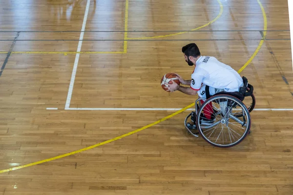 Mensen met een handicap spel van rolstoelbasketbal Istanbul, Turkije — Stockfoto