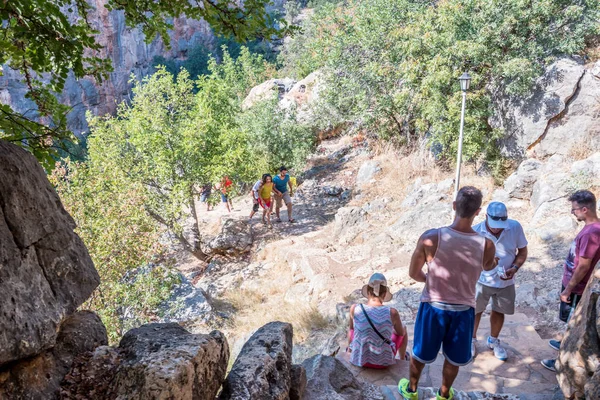 Mensen gaan naar de steen naar de grot van de kloof van de hemel — Stockfoto