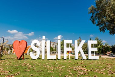 Silifke kasaba adı harfleri ile parkta şeklinde kalp