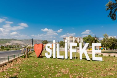 Silifke kasaba adı harfleri ile parkta şeklinde kalp
