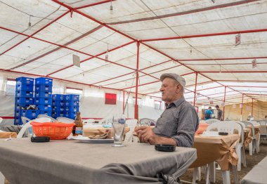 Türk adam ayı Pavli Fuarı'nda çadır Restoran içme