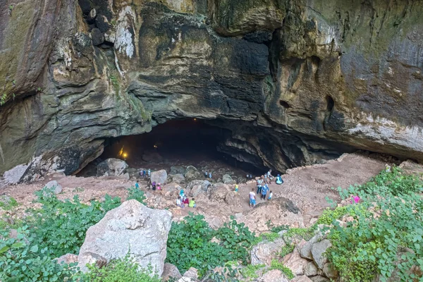 Menschen, die auf Steintreppen in Richtung der Höhle des Abgrunds des Himmels im Silifke-Distrikt gehen, mersin — Stockfoto