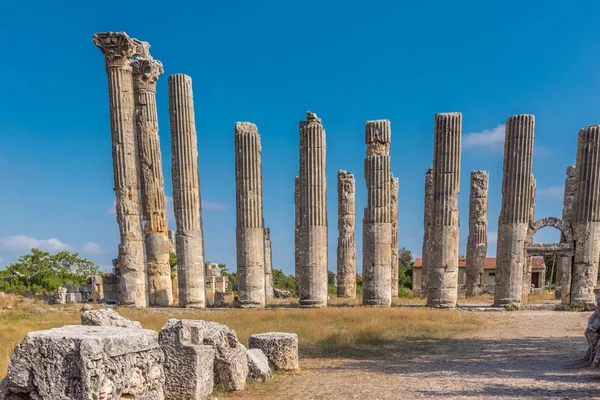 Uzuncaburc Antigua ciudad ubicada en Uzuncaburc, Silifke, Mersin, Turquía — Foto de Stock