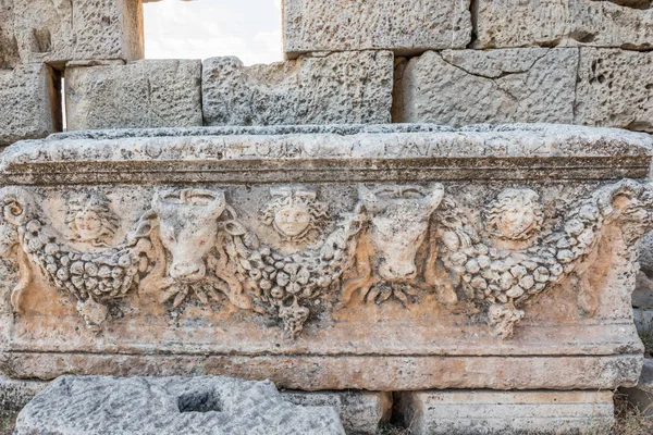 Rilievo in marmo a Uzuncaburc Antica città situata a Uzuncaburc, Silifke — Foto Stock