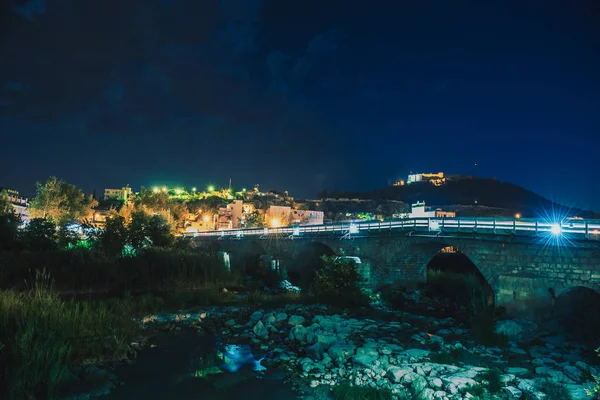 Vista notturna della città di Silifke a Mersin, Turchia — Foto Stock
