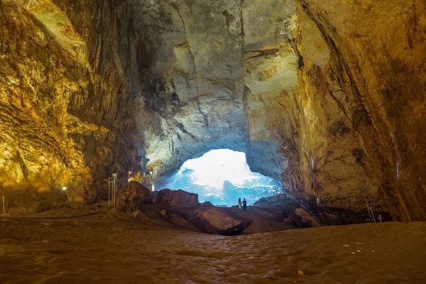 Wnętrze jaskini przepaść nieba w Silifke dzielnicy. Mersin, Turcja — Zdjęcie stockowe