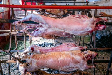 Türk kavurma kuzu mangal. Bir açık ateş üzerinde kavrulmuş et