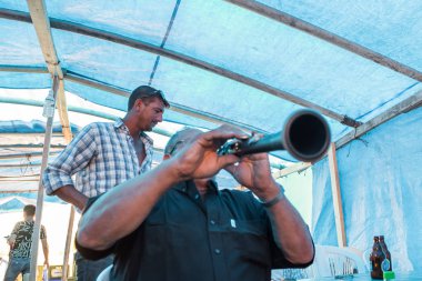 Müzik yapmak, dans ve şarkı Türk çingene göçebe insanlar