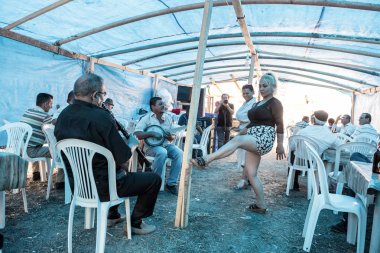 Müzik yapmak, dans ve çadır Restoran Pavli fuarında şarkı Türk çingene göçebe insanlar 