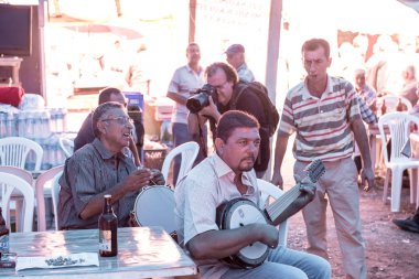 Müzik yapmak, dans ve çadır Restoran Pavli fuarında şarkı Türk çingene göçebe insanlar 