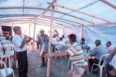 Müzik yapmak, dans ve çadır Restoran Pavli fuarında şarkı Türk çingene göçebe insanlar 