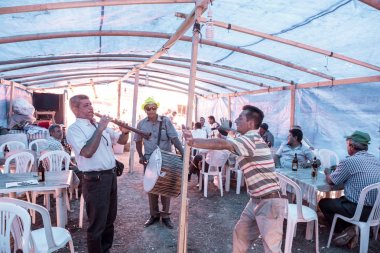 Müzik yapmak, dans ve çadır Restoran Pavli fuarında şarkı Türk çingene göçebe insanlar 