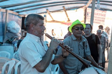 Müzik yapmak, dans ve şarkı Türk çingene göçebe insanlar 