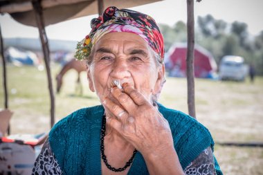 Pavli Fuarı'nda eski Türk çingene kadın portresi