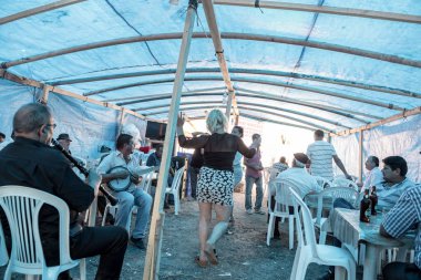 Müzik yapmak, dans ve çadır Restoran Pavli fuarında şarkı Türk çingene göçebe insanlar 
