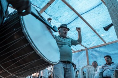 Müzik yapmak, dans ve çadır Restoran Pavli fuarında şarkı Türk çingene göçebe insanlar 