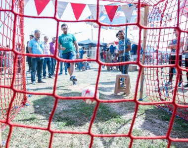 Pavli Fuarı, cigaretes kazanmak için futbol oynayanlar