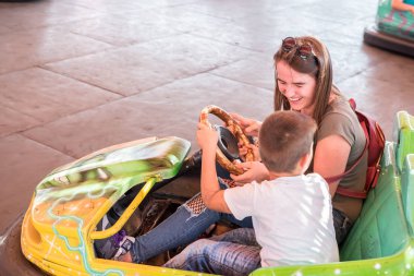 Çocuklar ve çocuk eğlence parkında eğleniyor